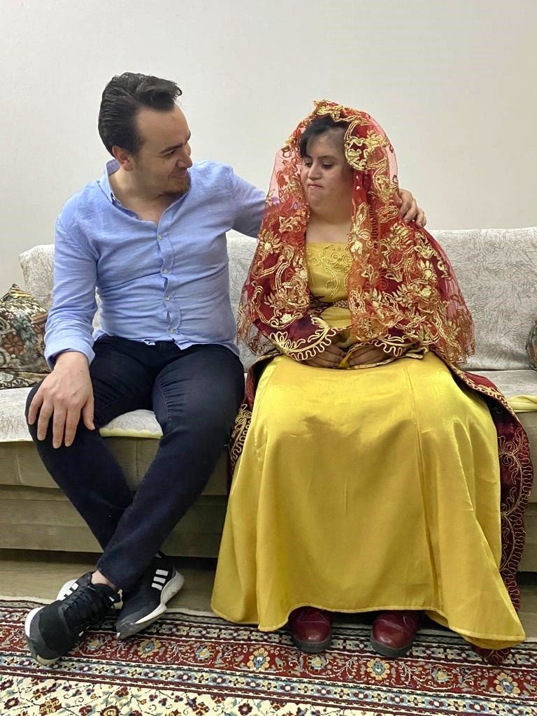 Koca Yürekli Baba, Down Sendromlu Kızının Düğün Hayalini Sokağı Kapatarak Gerçekleştirdi