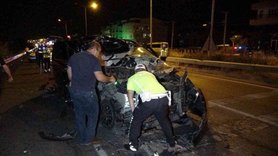 Tıra Arkadan Çarpıp Hurdaya Dönen Ticari Araç Sürücüsü Hafif Yaralı Kurtuldu