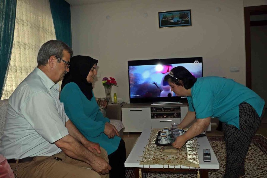 Koca Yürekli Baba, Down Sendromlu Kızının Düğün Hayalini Sokağı Kapatarak Gerçekleştirdi