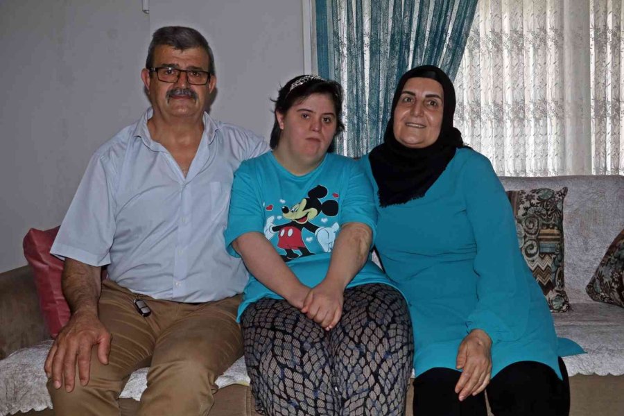 Koca Yürekli Baba, Down Sendromlu Kızının Düğün Hayalini Sokağı Kapatarak Gerçekleştirdi