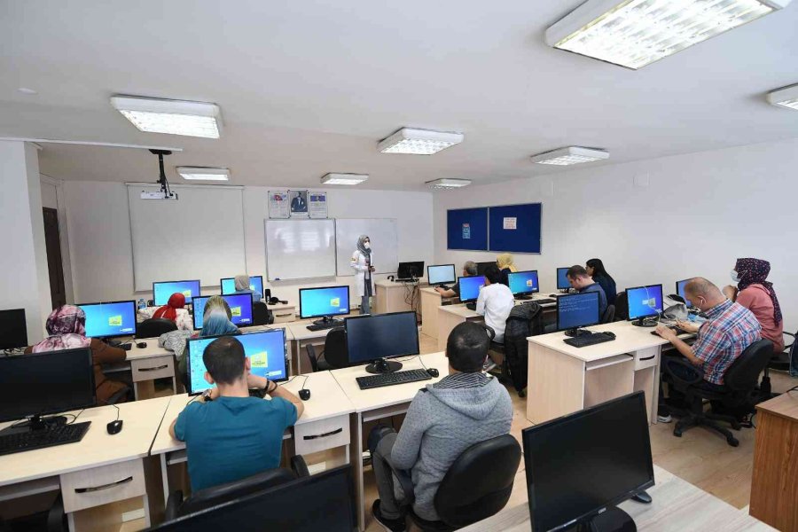 Görme Engelliler Komek’te Bilgisayar Kullanmayı Ve İngilizce’yi Öğreniyor