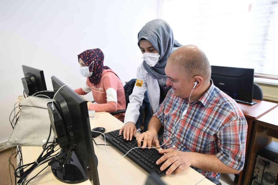 Görme Engelliler Komek’te Bilgisayar Kullanmayı Ve İngilizce’yi Öğreniyor