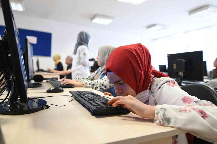 Görme Engelliler Komek’te Bilgisayar Kullanmayı Ve İngilizce’yi Öğreniyor