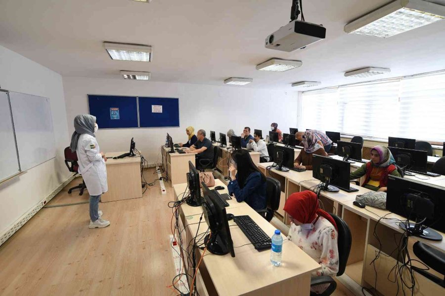 Görme Engelliler Komek’te Bilgisayar Kullanmayı Ve İngilizce’yi Öğreniyor