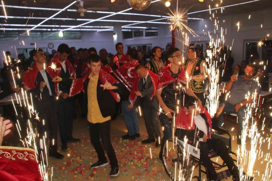 Akşehir Belediyesi’nden Engelli Gençlere Asker Kınası Eğlencesi