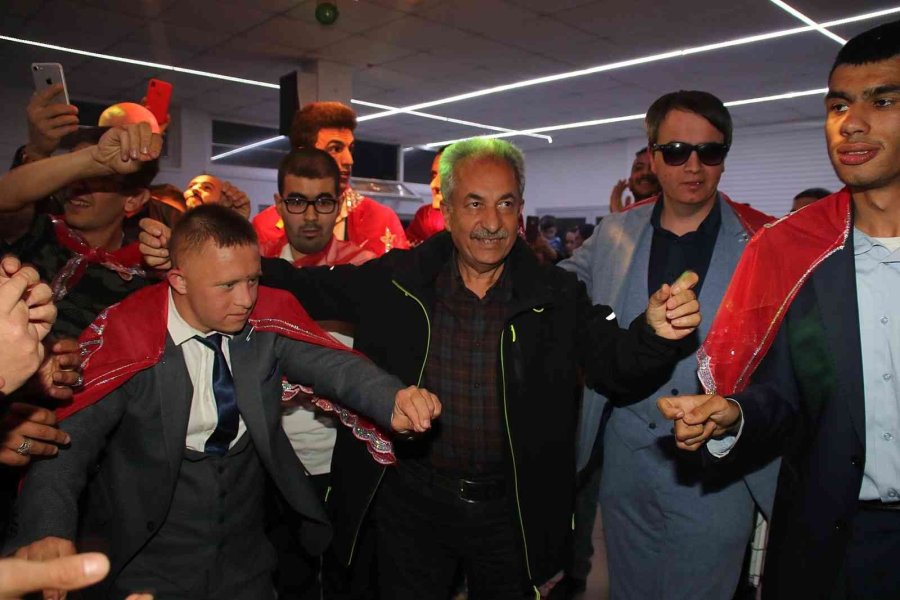 Akşehir Belediyesi’nden Engelli Gençlere Asker Kınası Eğlencesi