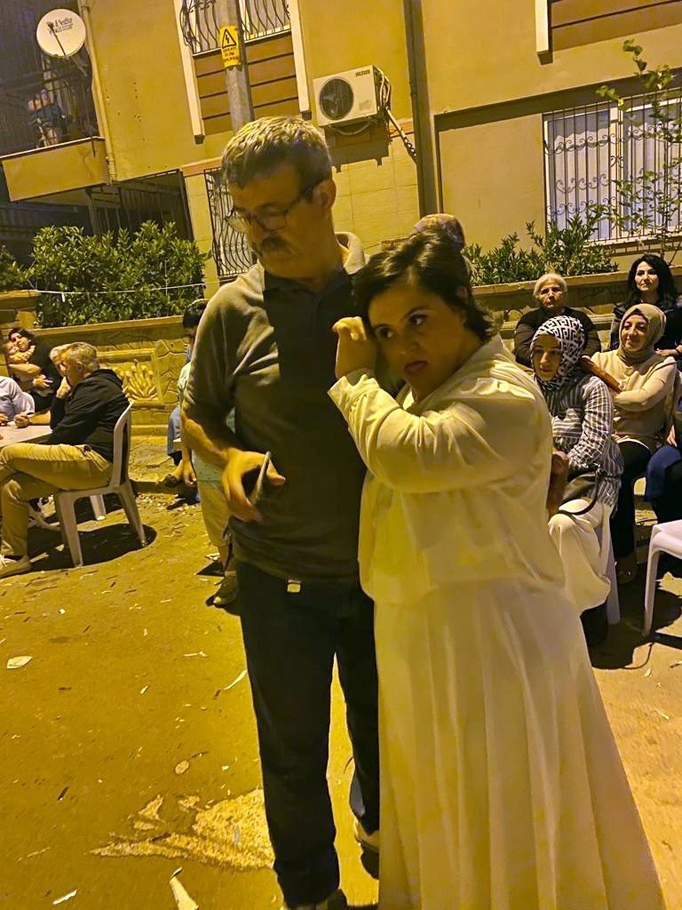 Koca Yürekli Baba, Down Sendromlu Kızının Düğün Hayalini Sokağı Kapatarak Gerçekleştirdi