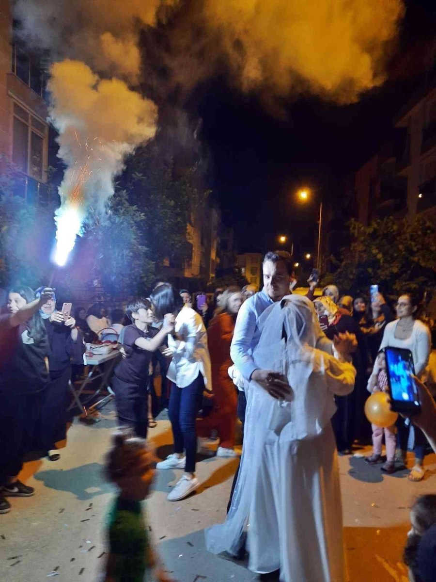 Koca Yürekli Baba, Down Sendromlu Kızının Düğün Hayalini Sokağı Kapatarak Gerçekleştirdi