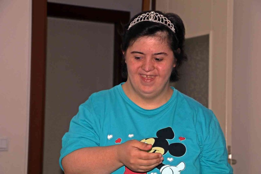 Koca Yürekli Baba, Down Sendromlu Kızının Düğün Hayalini Sokağı Kapatarak Gerçekleştirdi