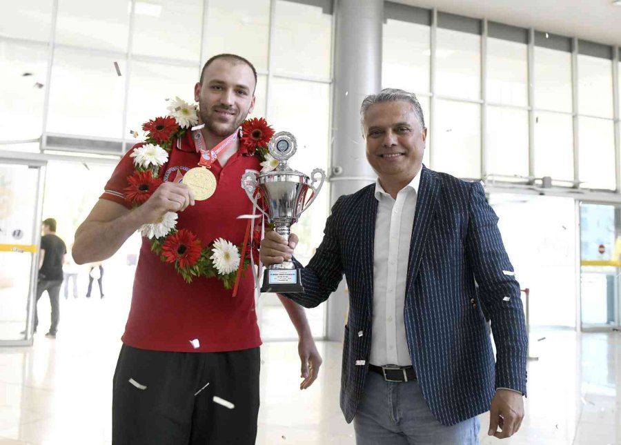 Kızıl Fırtına Lakaplı Hasan Mert Kızıl, Kick Boks Dünya Kupası’nda Şampiyon Oldu