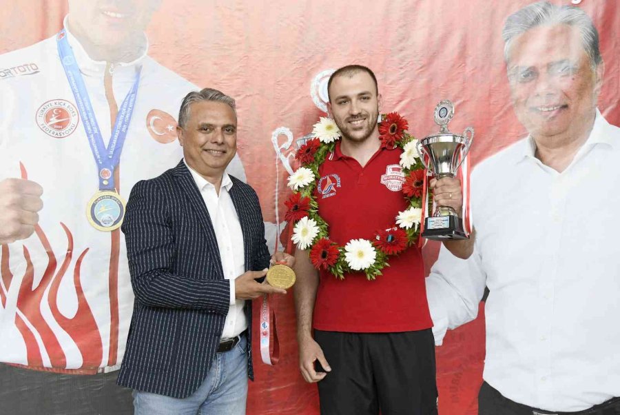 Kızıl Fırtına Lakaplı Hasan Mert Kızıl, Kick Boks Dünya Kupası’nda Şampiyon Oldu