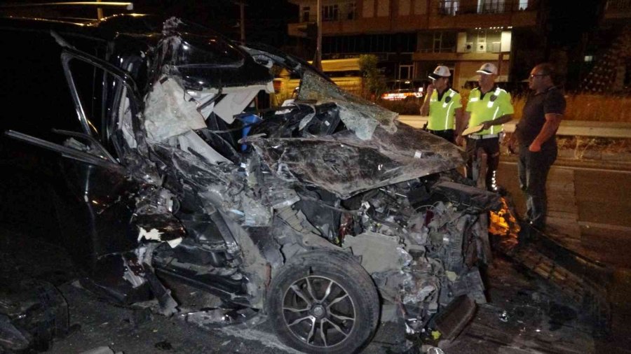 Tıra Arkadan Çarpıp Hurdaya Dönen Ticari Araç Sürücüsü Hafif Yaralı Kurtuldu