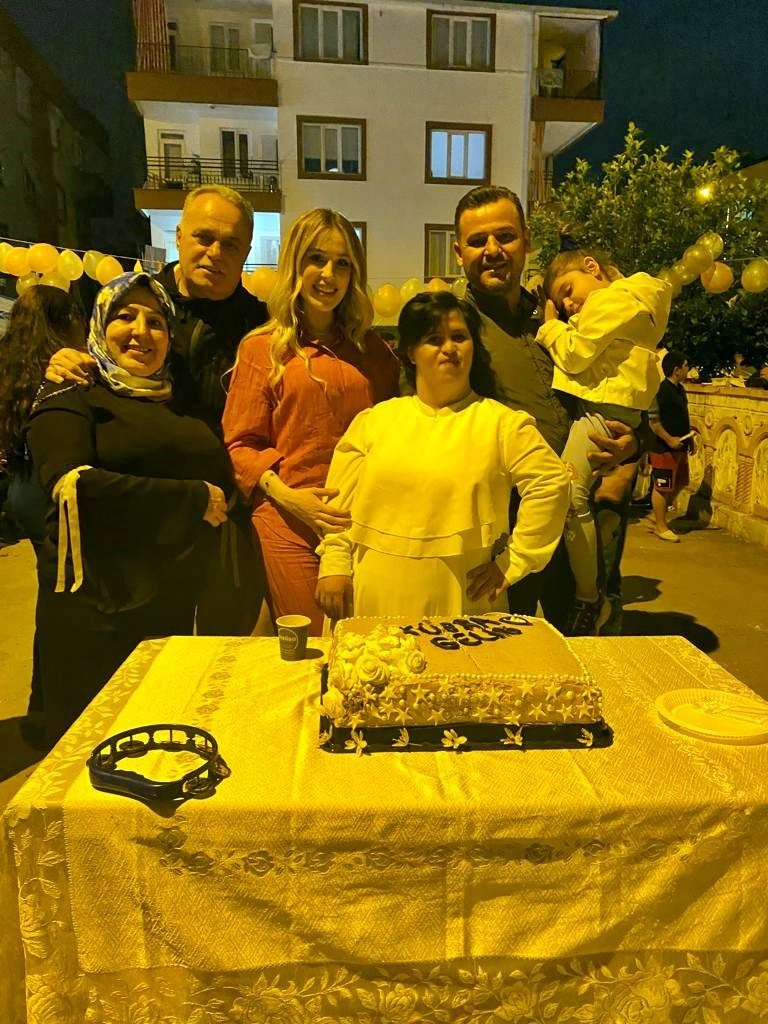 Koca Yürekli Baba, Down Sendromlu Kızının Düğün Hayalini Sokağı Kapatarak Gerçekleştirdi