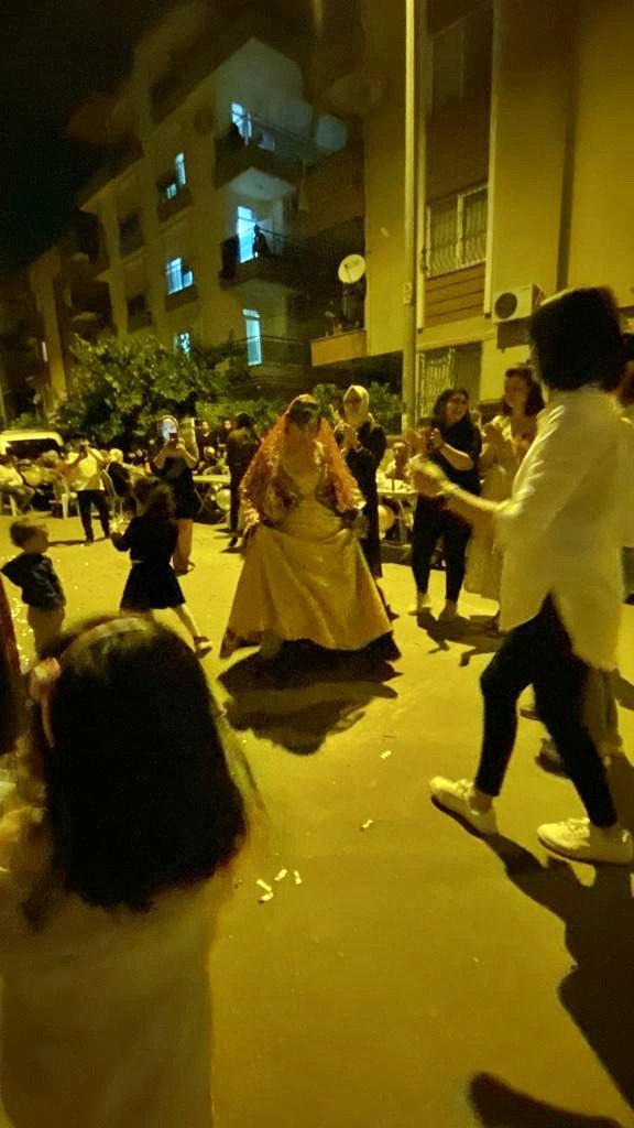 Koca Yürekli Baba, Down Sendromlu Kızının Düğün Hayalini Sokağı Kapatarak Gerçekleştirdi