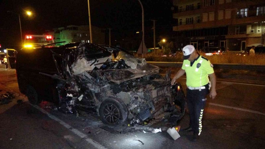 Tıra Arkadan Çarpıp Hurdaya Dönen Ticari Araç Sürücüsü Hafif Yaralı Kurtuldu