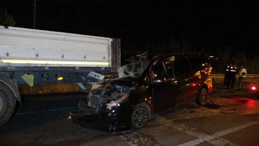 Tıra Arkadan Çarpıp Hurdaya Dönen Ticari Araç Sürücüsü Hafif Yaralı Kurtuldu