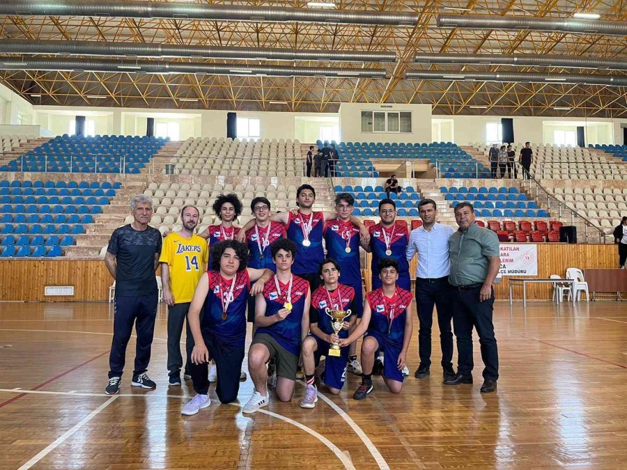 Kumluca’da Yüzme Şenliği Düzenlendi