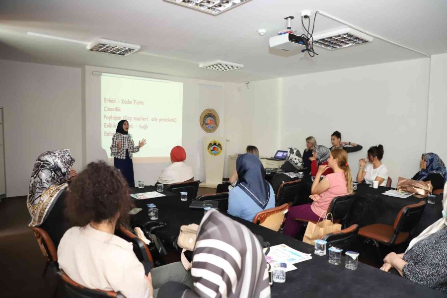 Alanya Belediyesinin Aile İçi İletişim Ve Sağlıklı Yaşam Seminerleri Sürüyor