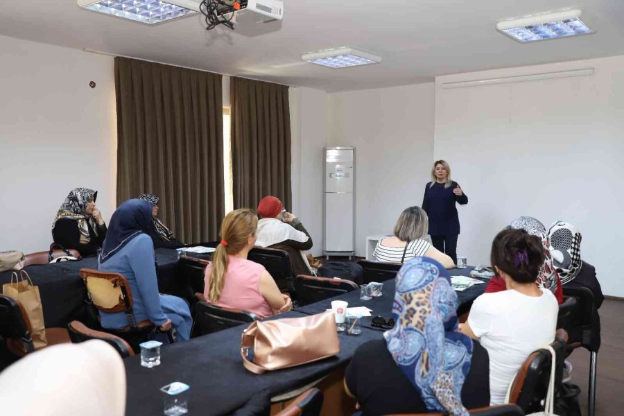 Alanya Belediyesinin Aile İçi İletişim Ve Sağlıklı Yaşam Seminerleri Sürüyor