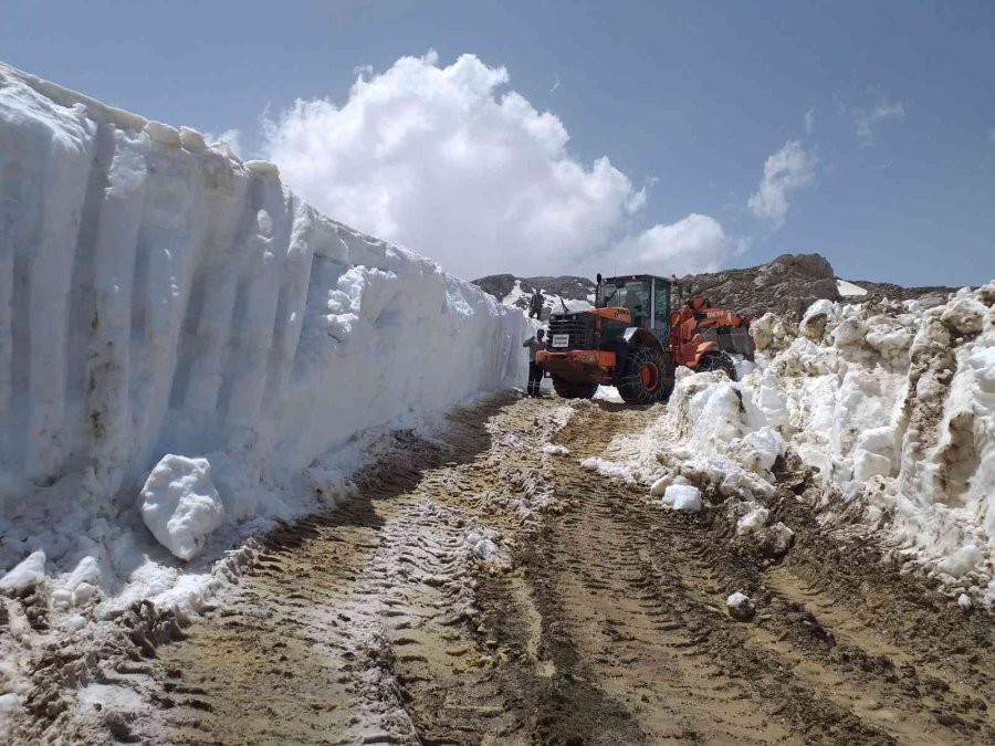 Antalya’da Yayla Yollarında Kar Temizliği