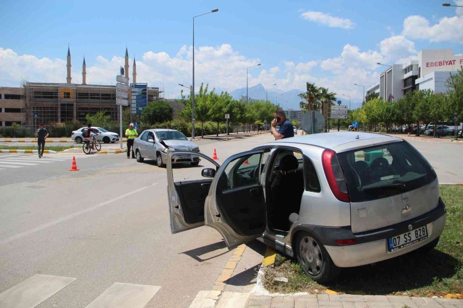 Antalya’da Otomobiller Çarpıştı, Öğretim Üyesi Ve Öğrenci Şoka Girdi