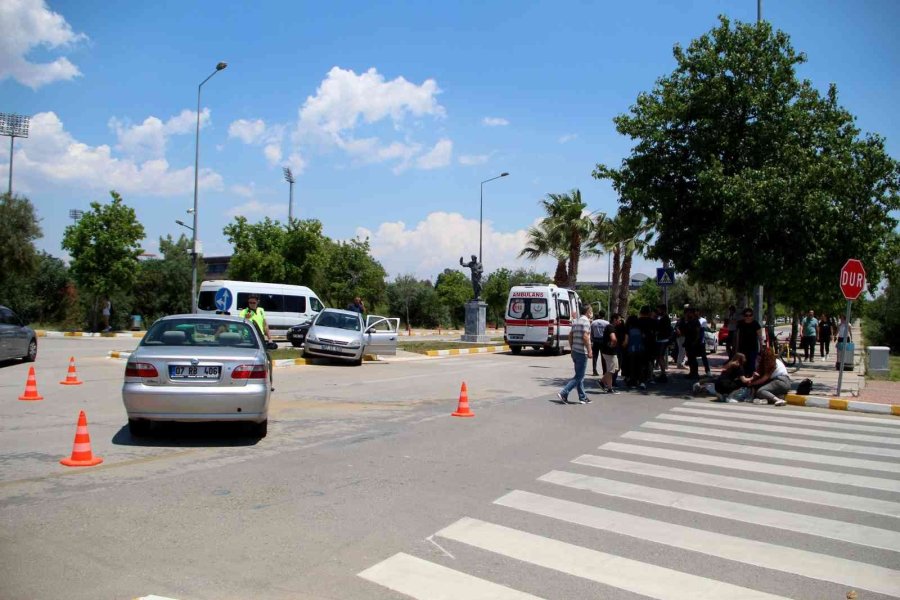 Antalya’da Otomobiller Çarpıştı, Öğretim Üyesi Ve Öğrenci Şoka Girdi