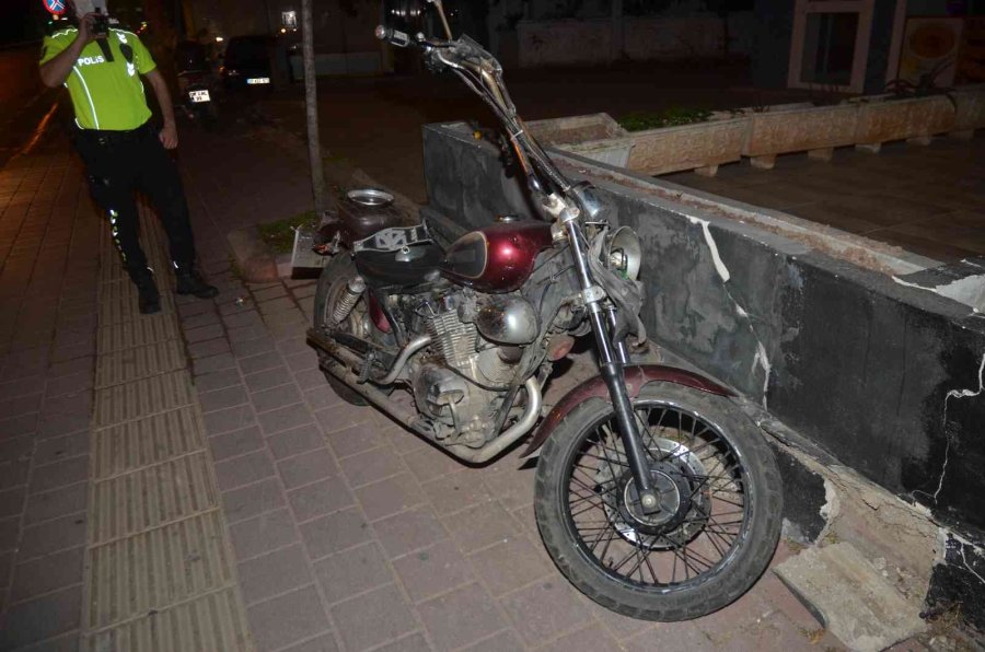 Motosiklet Yayaya Çarptı: 3 Yaralı