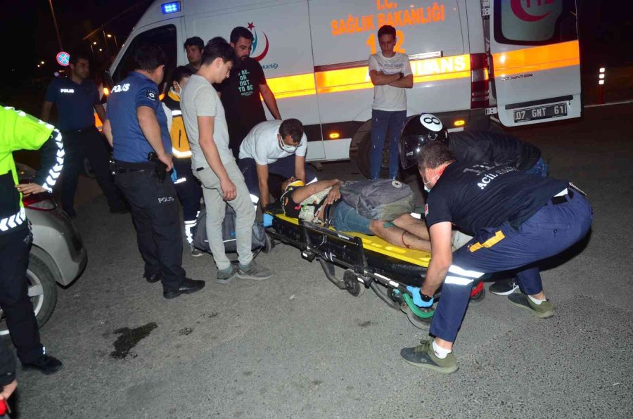 Motosiklet Yayaya Çarptı: 3 Yaralı