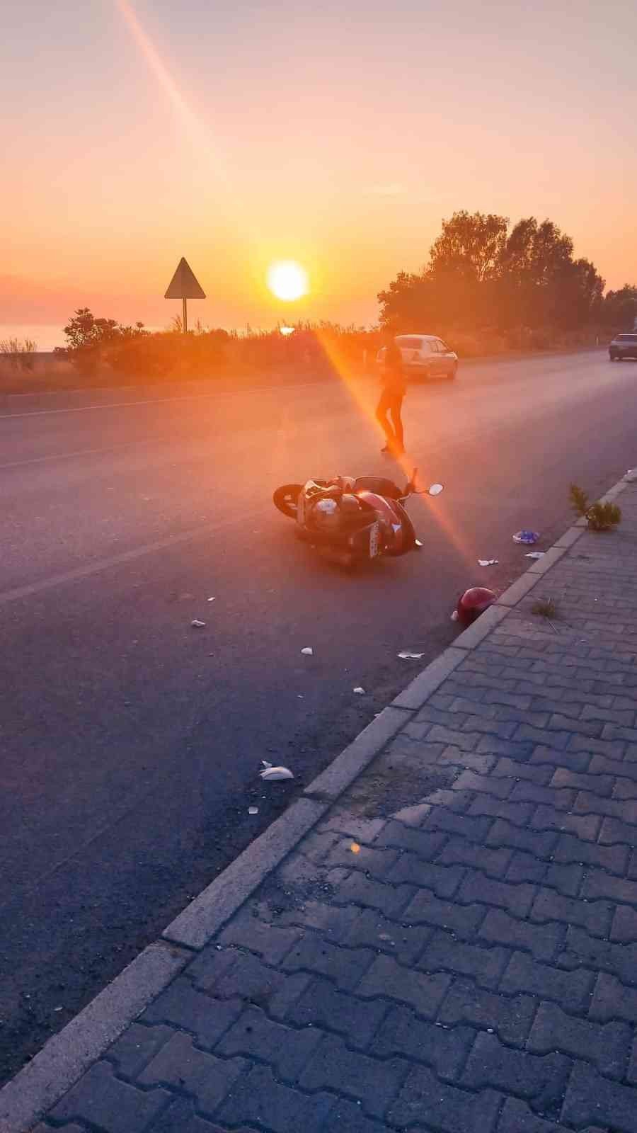 Lastiği Patlayarak Devrilen Motosiklette İki Kişi Yaralandı