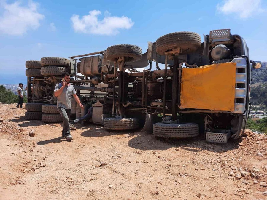 Geri Manevra Yapan Beton Mikseri Devrildi