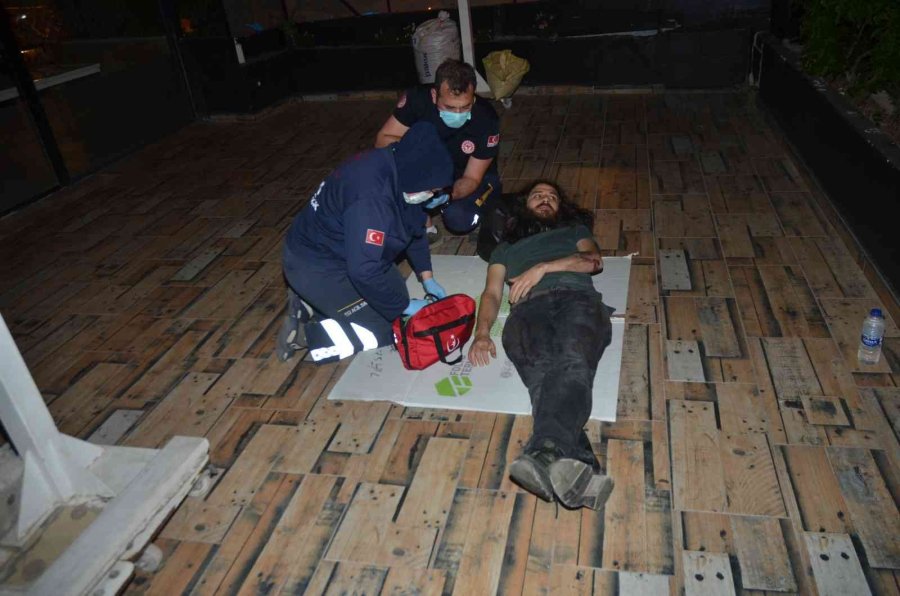 Motosiklet Yayaya Çarptı: 3 Yaralı