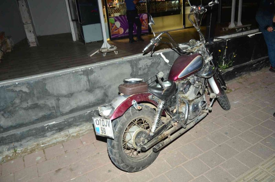 Motosiklet Yayaya Çarptı: 3 Yaralı