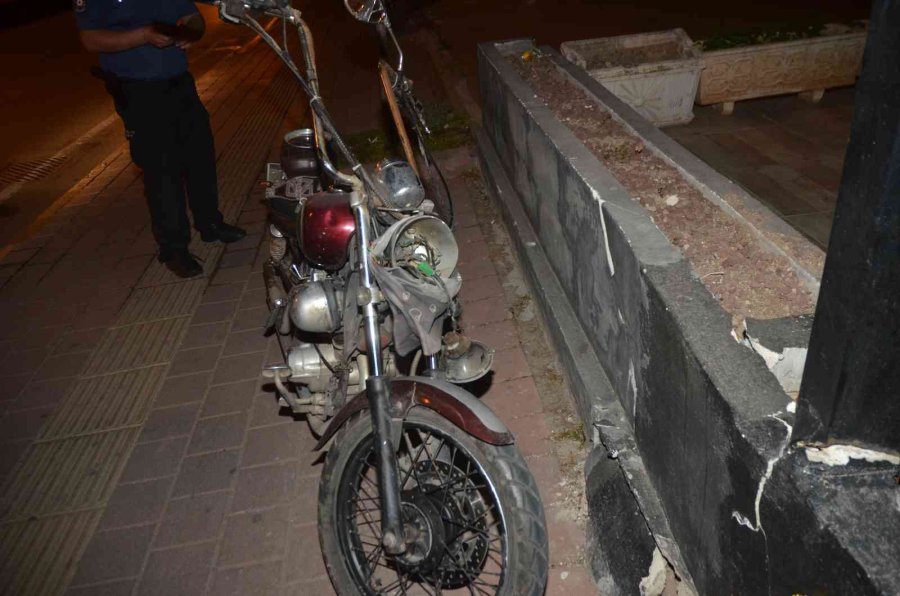 Motosiklet Yayaya Çarptı: 3 Yaralı