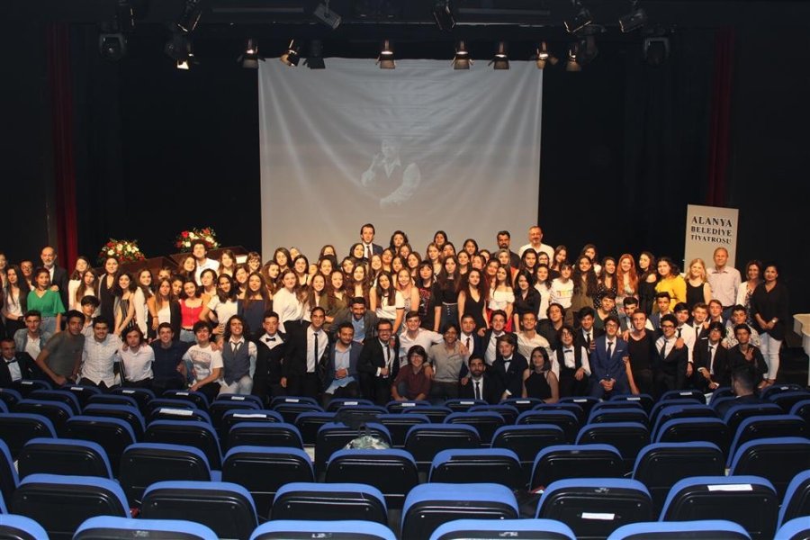 Öğrenciler Sınıftan Sahneye İnerek Tiyatro Oynayacak