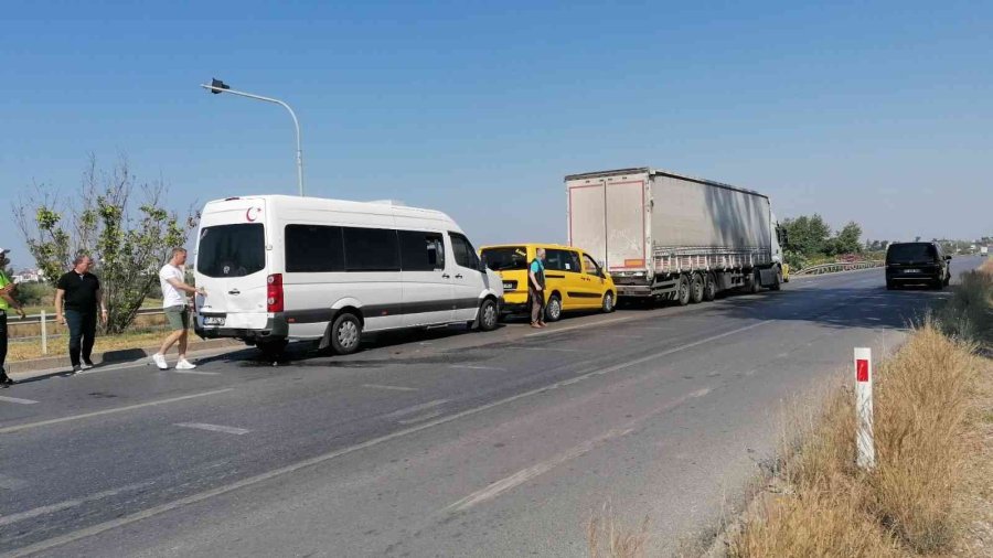 Zincirleme Kazada İngiliz Turist Yaralandı
