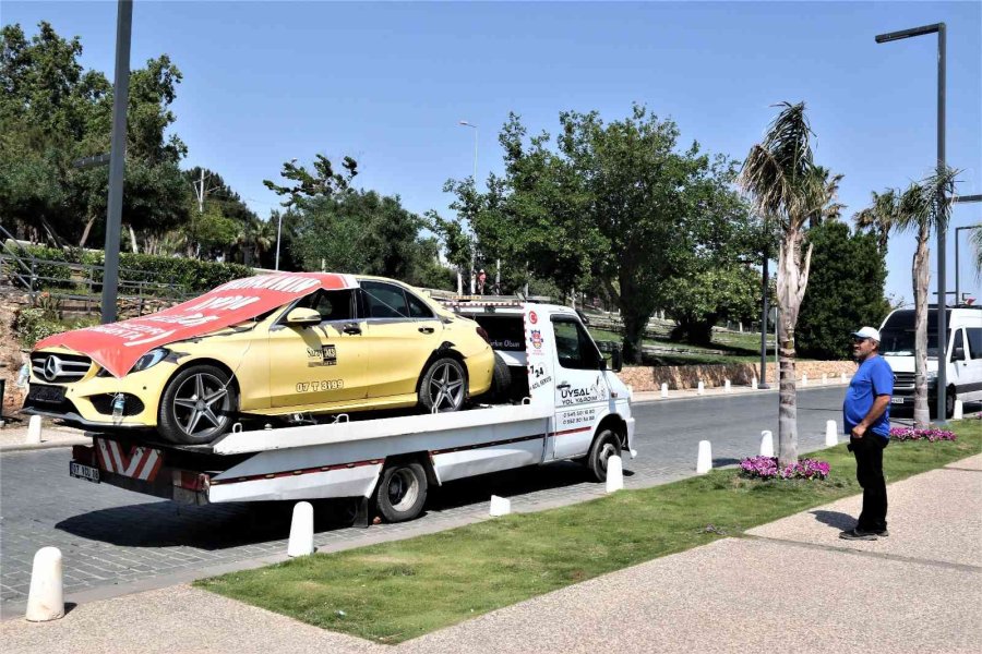 Aldığı Lüks Otomobil İle Hayal Kırıklığı Yaşayan Adam, Araca Çekici Üzerinde Şehir Turu Attırdı