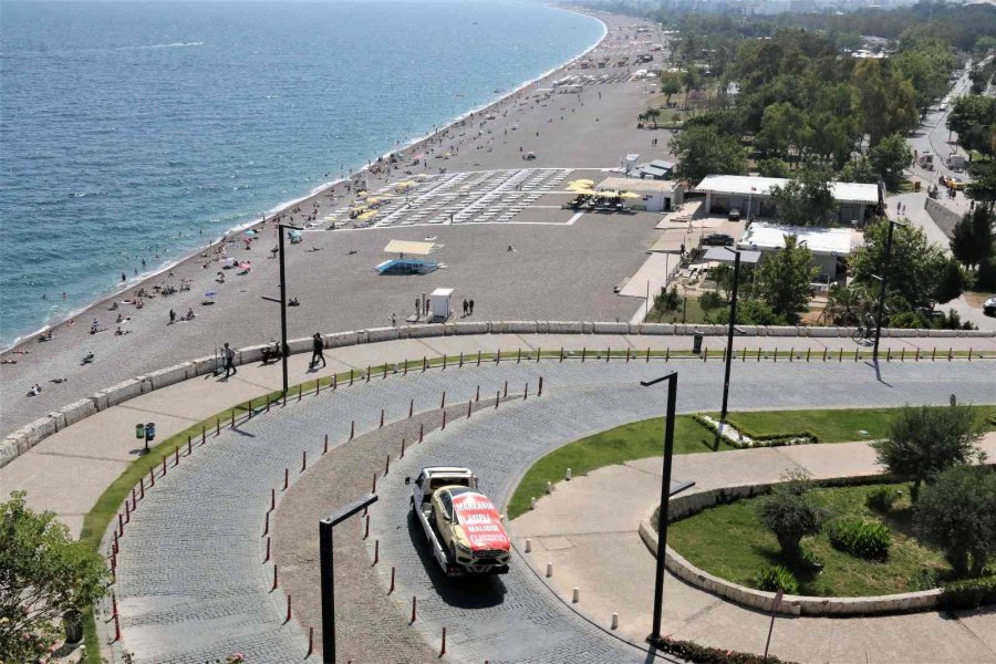 Aldığı Lüks Otomobil İle Hayal Kırıklığı Yaşayan Adam, Araca Çekici Üzerinde Şehir Turu Attırdı