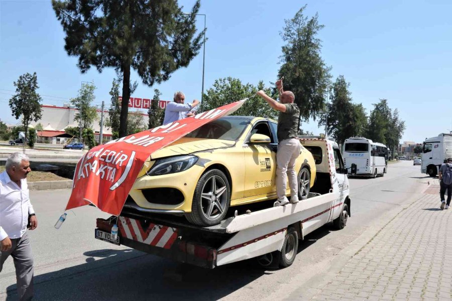 Aldığı Lüks Otomobil İle Hayal Kırıklığı Yaşayan Adam, Araca Çekici Üzerinde Şehir Turu Attırdı