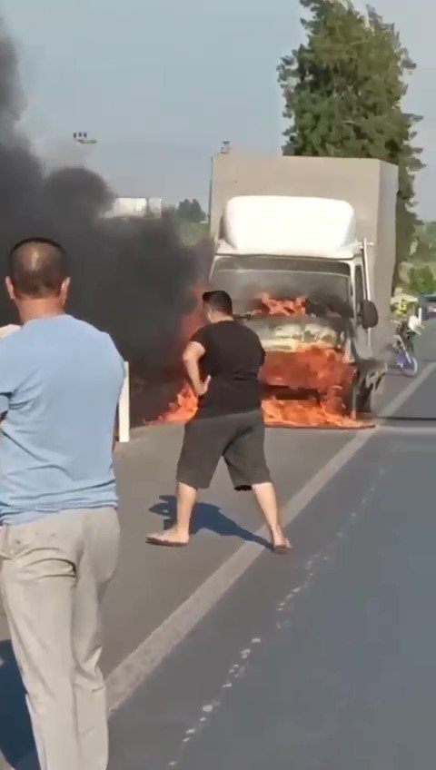 Alev Alev Yanan Kamyonetini Çaresizce İzledi