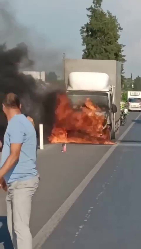 Alev Alev Yanan Kamyonetini Çaresizce İzledi