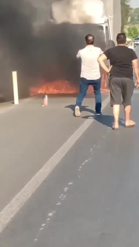 Alev Alev Yanan Kamyonetini Çaresizce İzledi