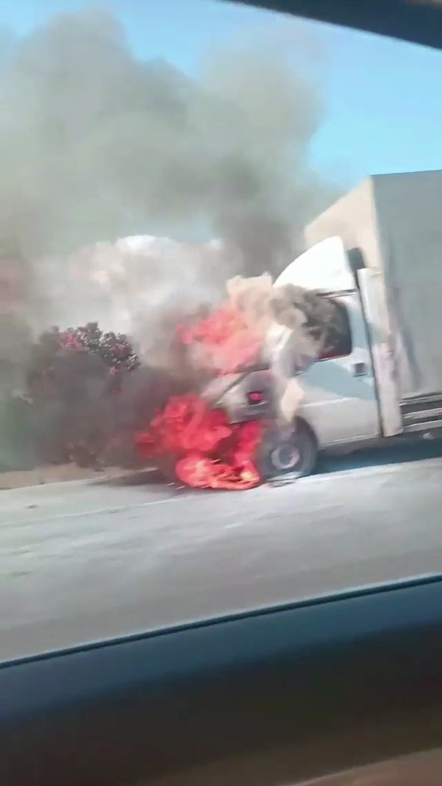 Alev Alev Yanan Kamyonetini Çaresizce İzledi