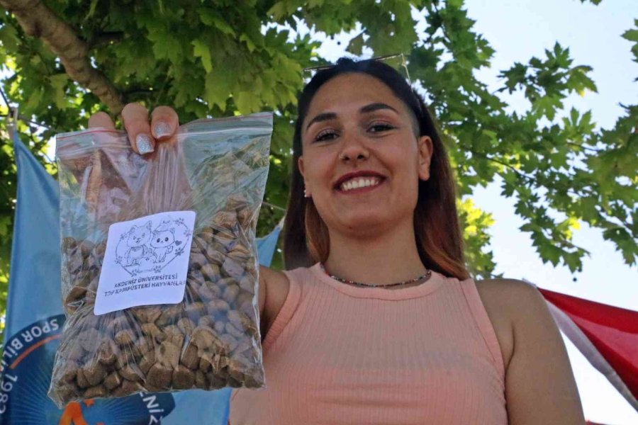 Üniversiteli Öğrenciler, Yerleşkedeki Sokak Hayvanlarını Unutmadı