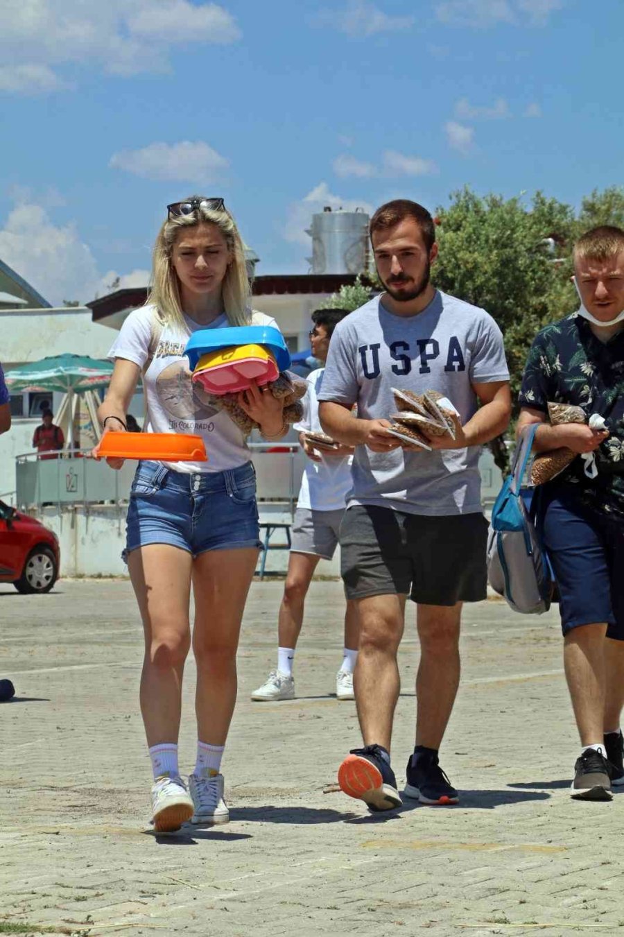Üniversiteli Öğrenciler, Yerleşkedeki Sokak Hayvanlarını Unutmadı
