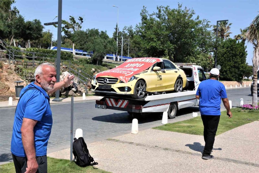 Aldığı Lüks Otomobil İle Hayal Kırıklığı Yaşayan Adam, Araca Çekici Üzerinde Şehir Turu Attırdı
