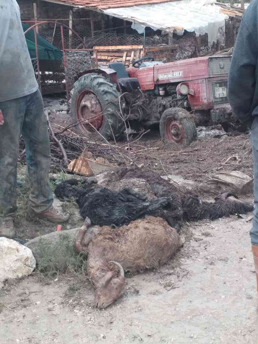 Antalya’da 2 Mahallede Sağanak Yağış Sonrası Su Baskınları Oluştu