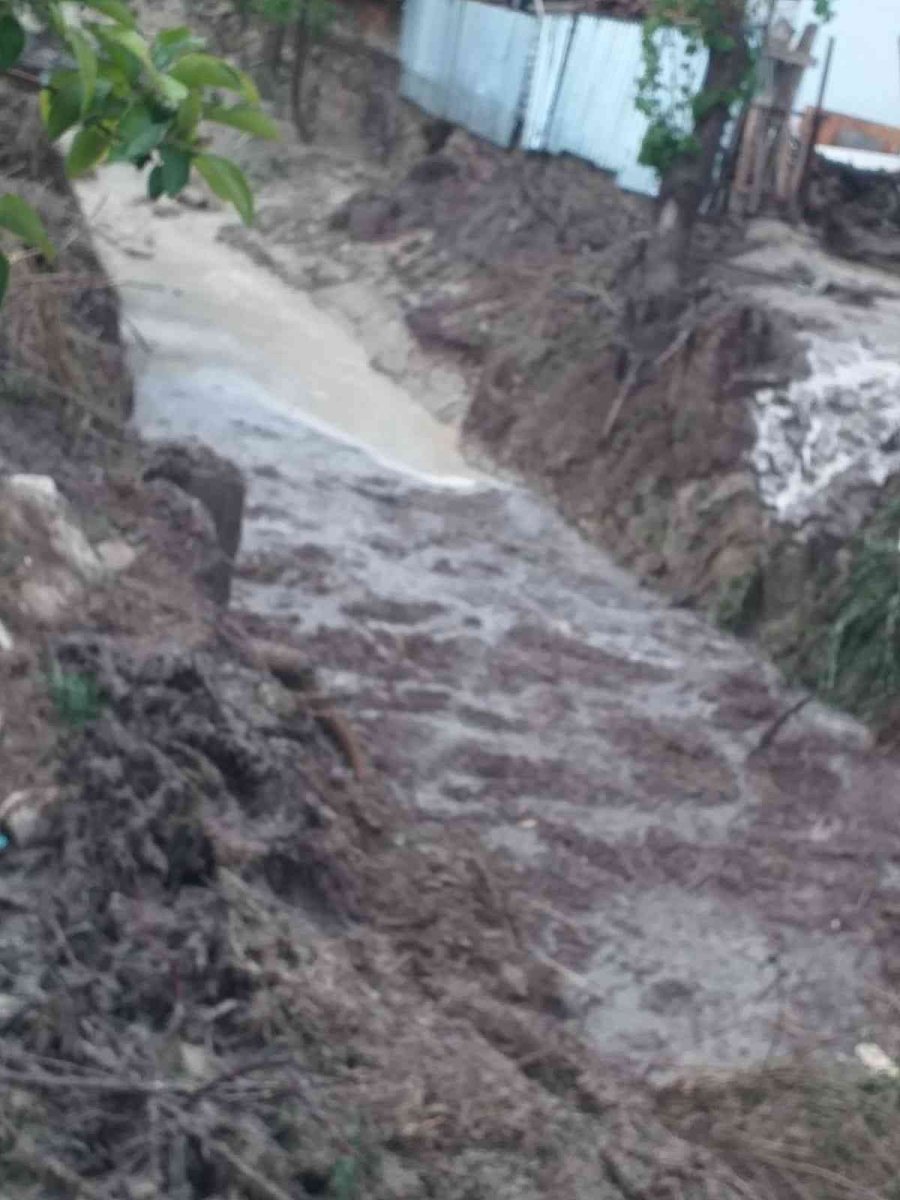 Antalya’da 2 Mahallede Sağanak Yağış Sonrası Su Baskınları Oluştu