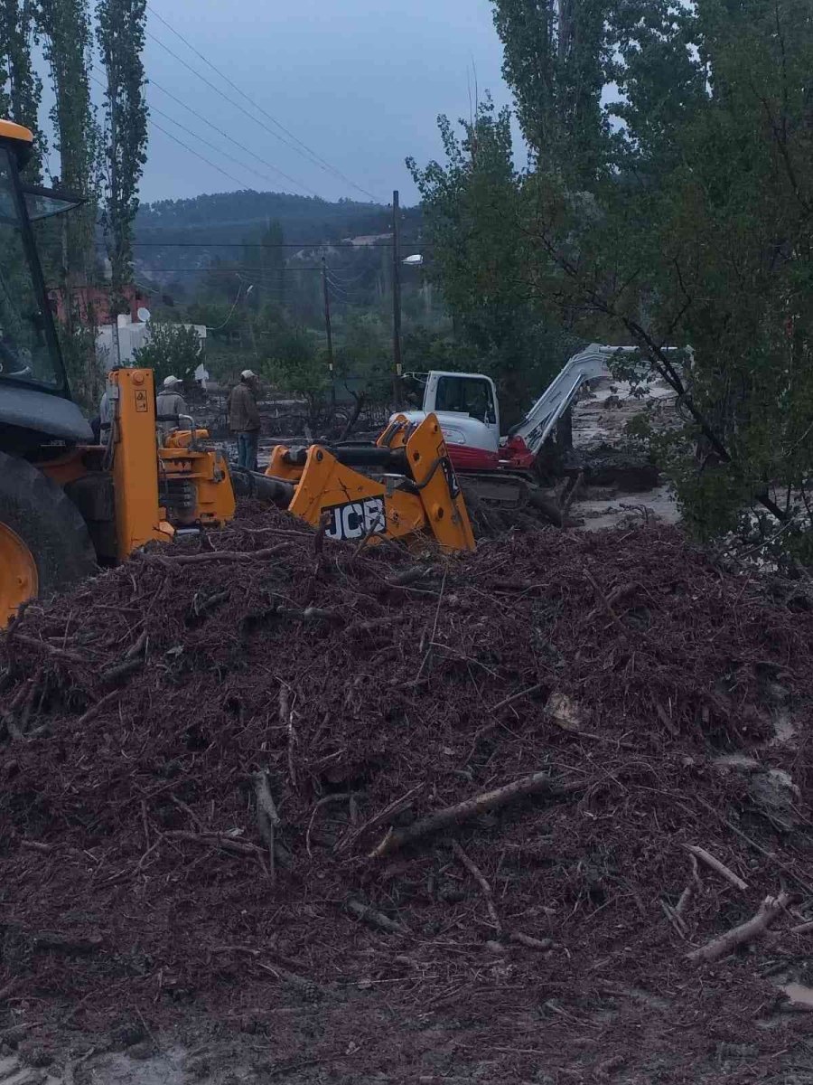 Antalya’da 2 Mahallede Sağanak Yağış Sonrası Su Baskınları Oluştu