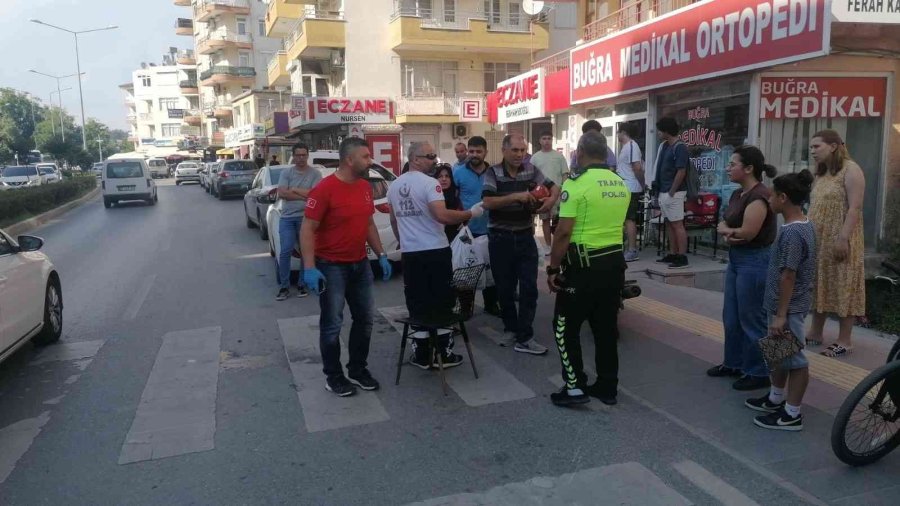 Park Ederken Çarptığı Motosikletteki 2 Kişi Yaralandı