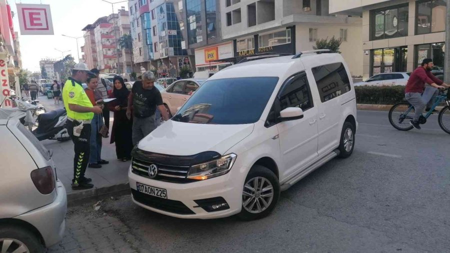 Park Ederken Çarptığı Motosikletteki 2 Kişi Yaralandı